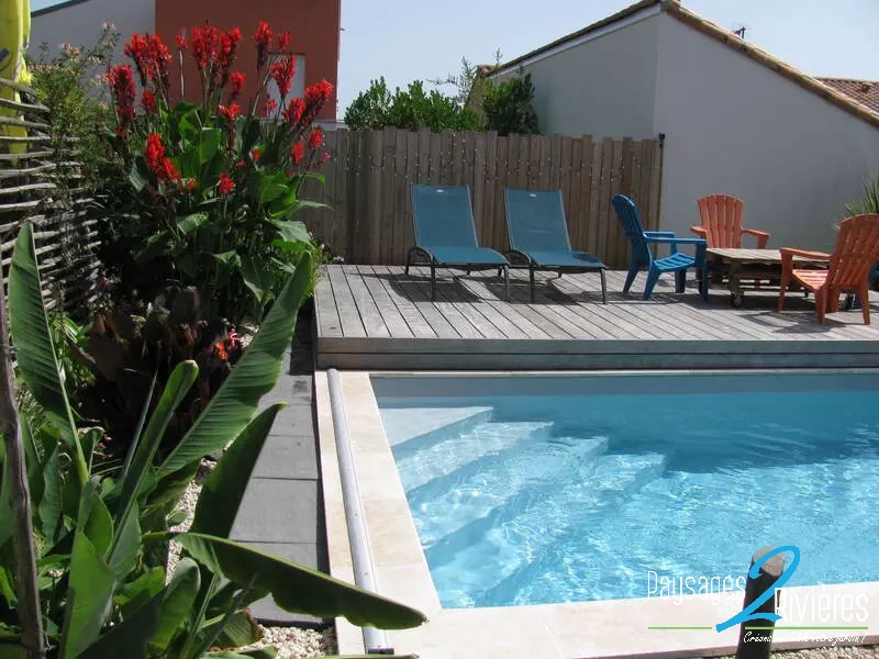 Plage de piscine avec plantation et de jardin - Paysagiste Nantes des Deux Rivières