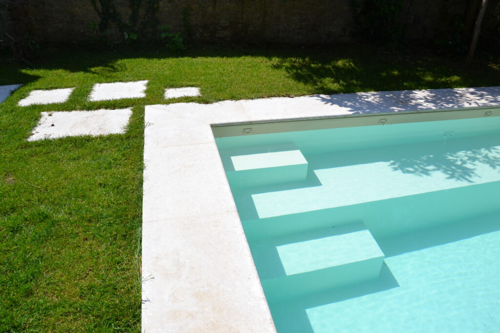 Les différents types de piscines en béton : avantages et inconvénients