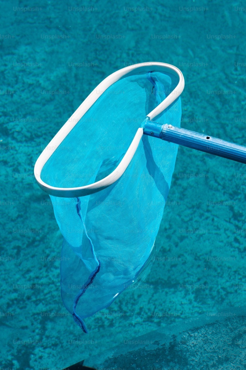Comment nettoyer une piscine avec une épuisette manuelle – Paysage des Deux Rivières