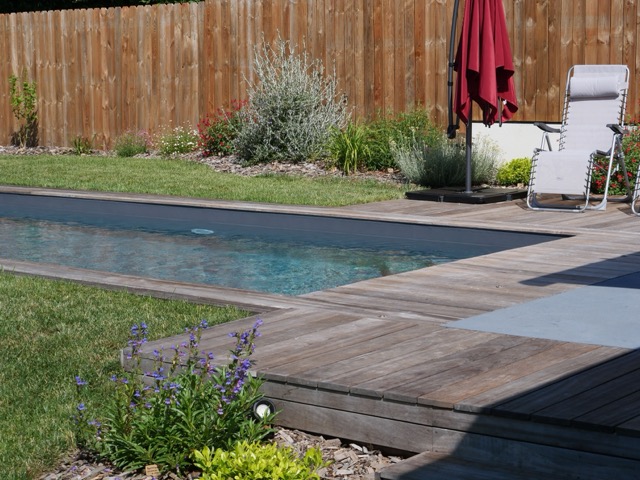 Petit jardin avec piscine béton et terrasse bois – paysages des 2 rivières