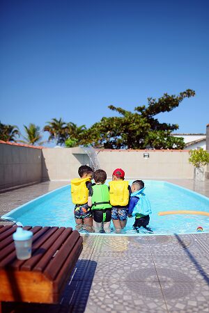 groupe-enfants-eau-gilets-securite-piscine-paysages-des-2-rivieres