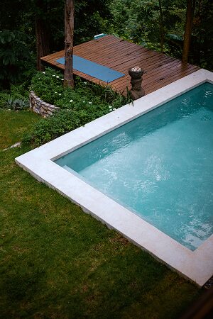 petite-piscine-enterree-beton-jardin-nantes-paysagiste